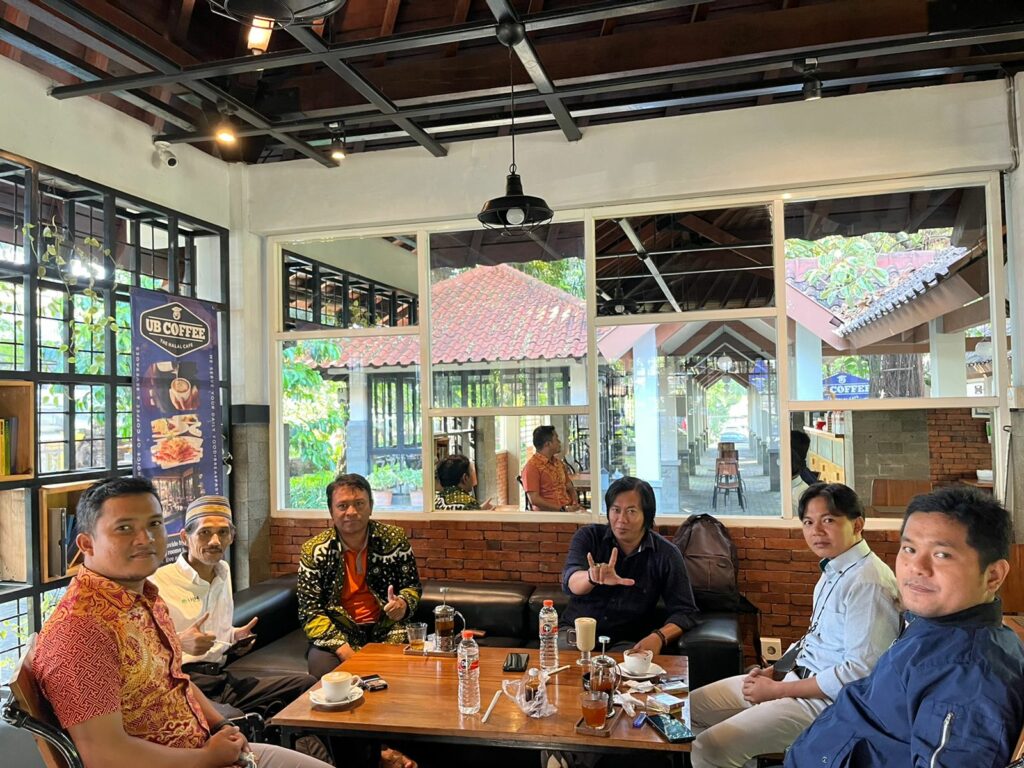 UB COFFEÉ SAKSI BISU KOPDAR TIM JURNAL MA’ARIF