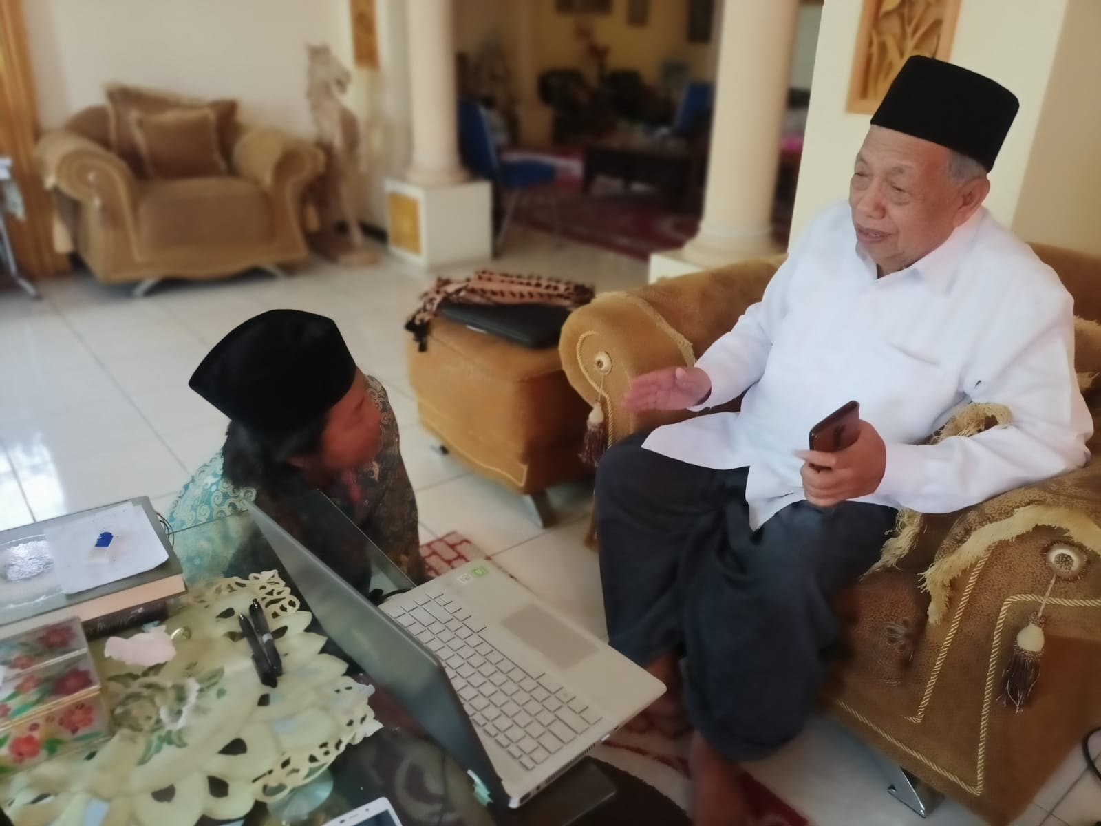 <strong>Tugas Pertama dari Cinta adalah Mendengarkan, Mendengarkan Mencintai Pendidikan?</strong>