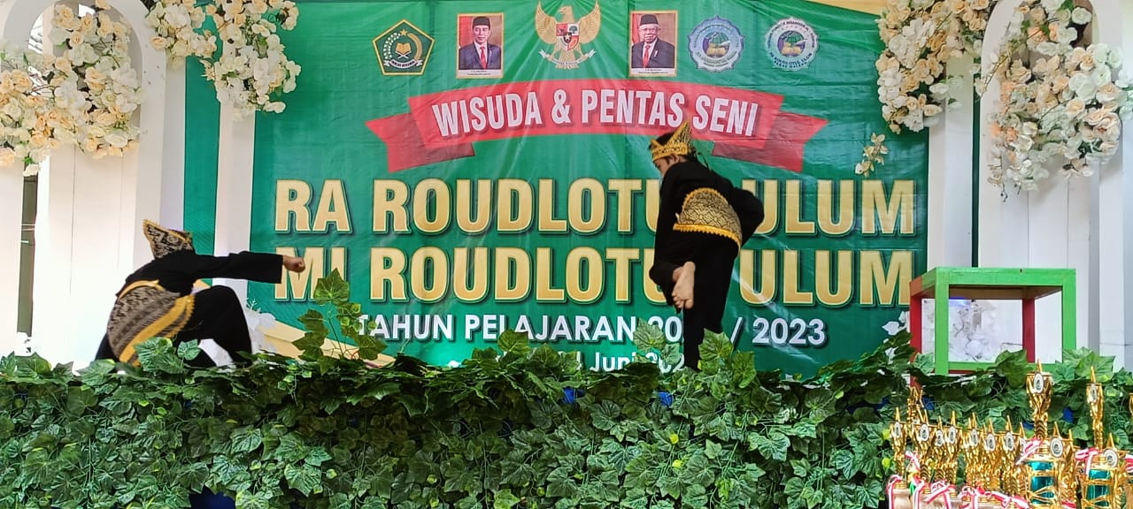 Tradisi Aswaja An Nahdliyah Mewarnai Wisuda RA-MI Roudlotul Ulum Pagak