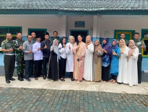 Di Balik Dinding Barak